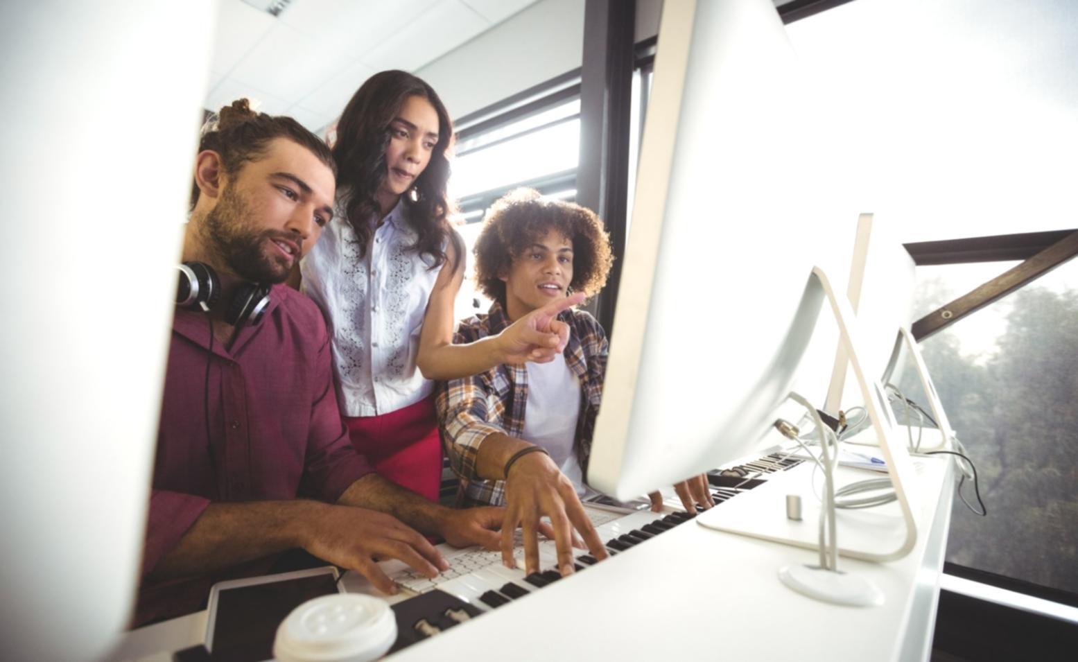 Workspace moderne avec outils d'automatisation financière